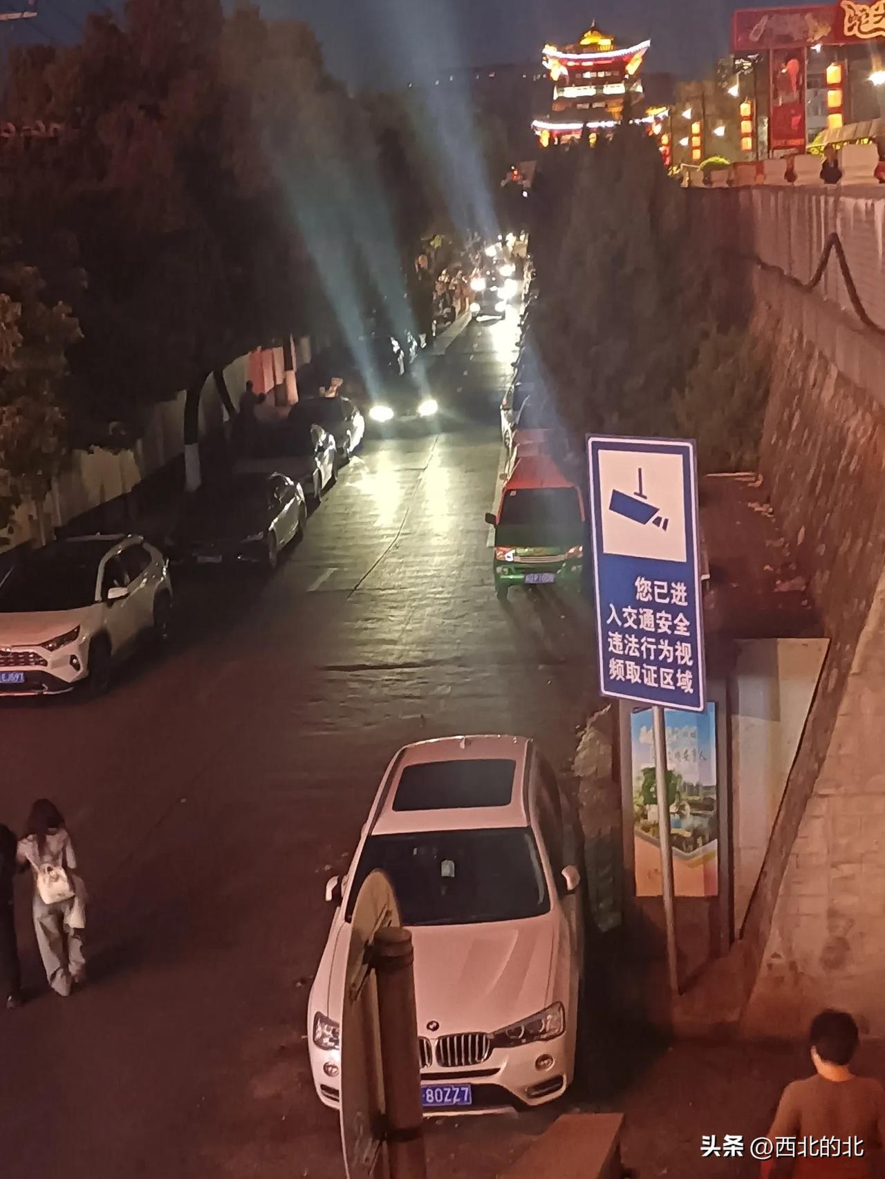 安康城区西堤外，夜市经济的红火，如不严加管理，带来的不仅仅是交通事故，而是严重的