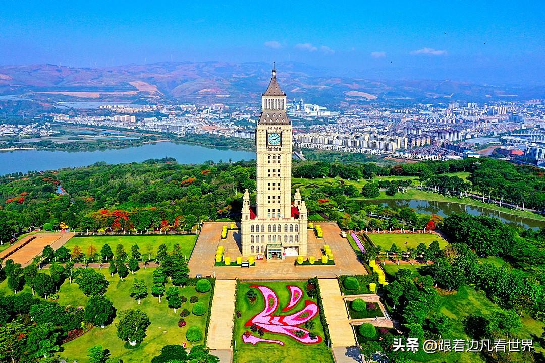 提到许家印，谁都知道他是显赫中国半边天的地产之王。未被关押之前的他，一表人才，风
