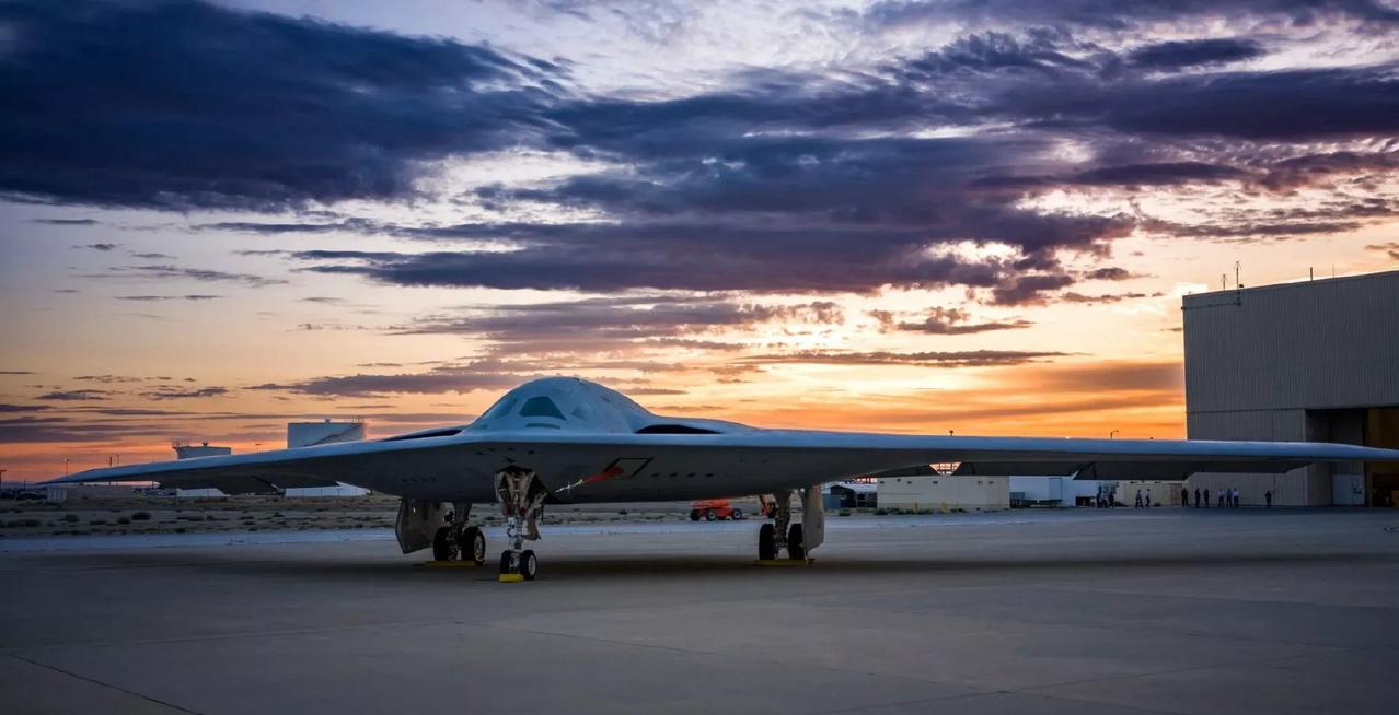 美国空军和诺斯罗普·格鲁曼公司签了份合同，金额45亿美元。这笔钱要用来提升B-2