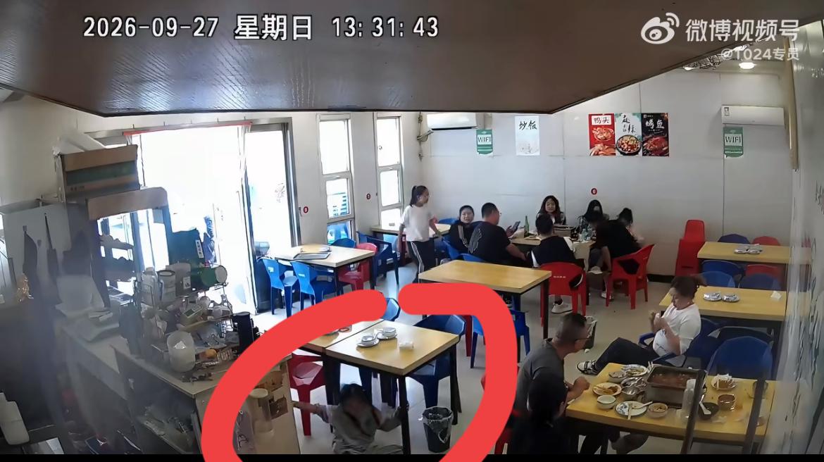 男童和女童在一家烤鱼店打闹，女童挣脱男童的手臂导致男童摔伤，家长把责任推给烤鱼店