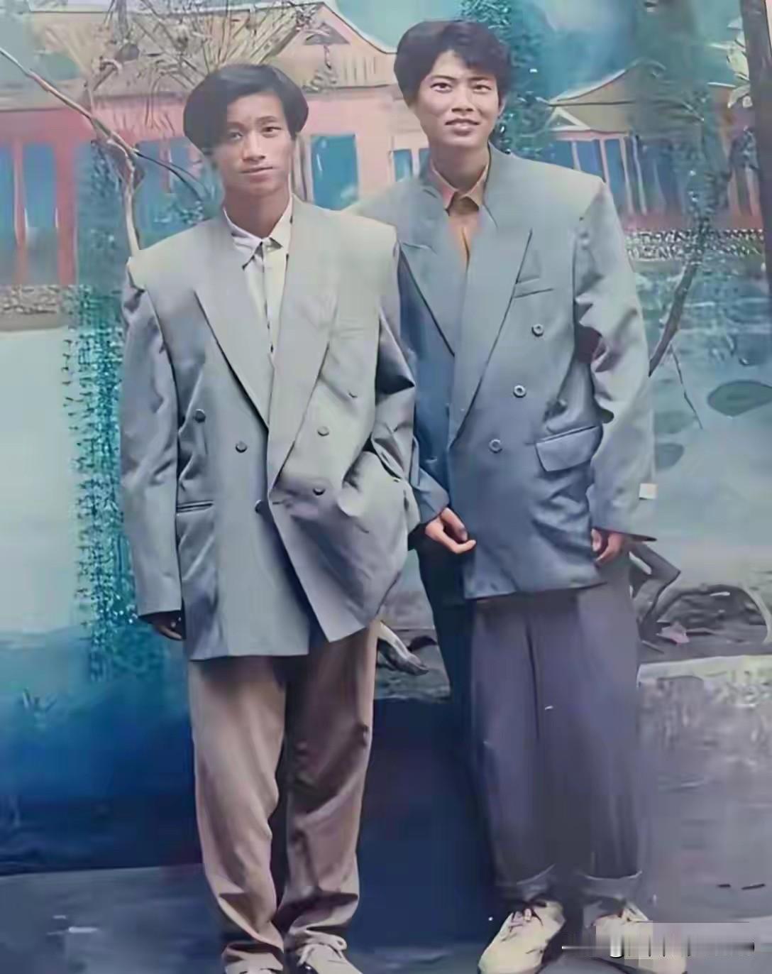 以前觉得穿上这西装特帅，走在大街上就是最帅的那个仔。现在回头一看，怎么觉得像个乡