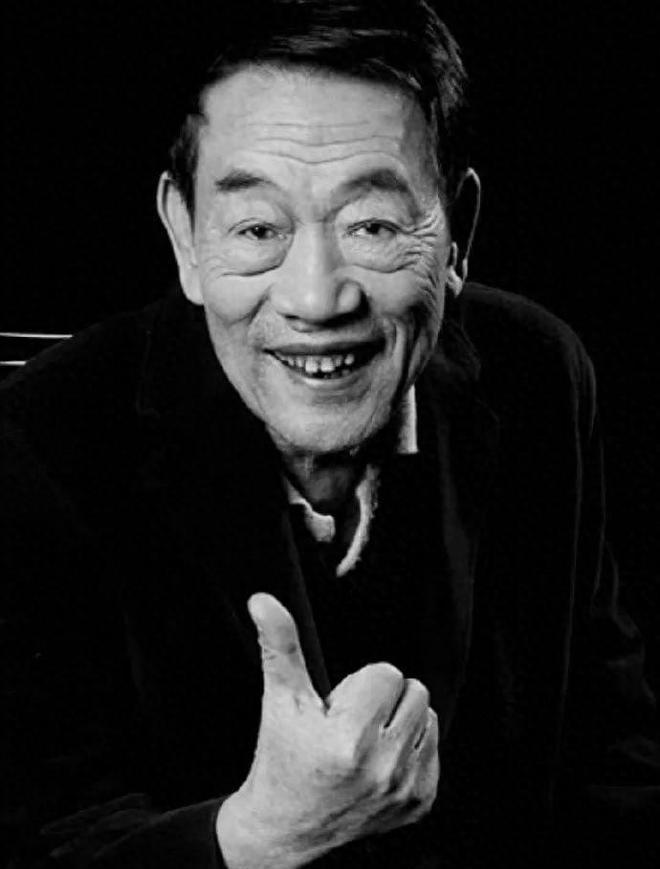 杨少华先生逝世引发公众关注，其子删除账号内容引发争议。杨少华一生为观众带来欢笑，