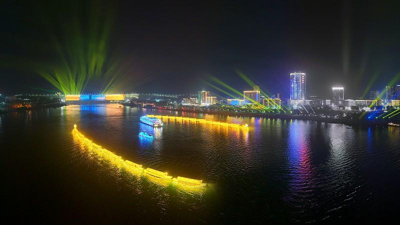 绵阳夜游因何更具魅力? 绵阳的夜游真的把“氛围感”玩到了骨子里。
三江半岛的灯光