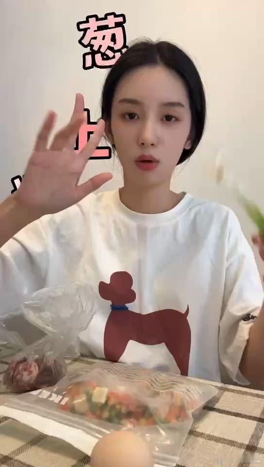 周也做饭像过家家  看着她在厨房里忙碌的身影，就像是在观看一场关于成长与蜕变的电