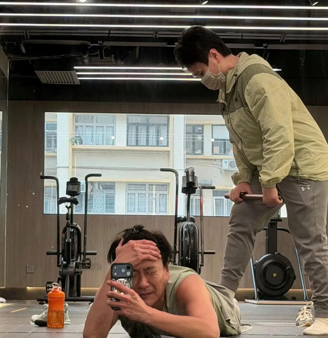 这肱二头肌，这肩膀头，这下颌线，帅的过分了。
46岁的黄宗泽现身健身房锻炼身体，