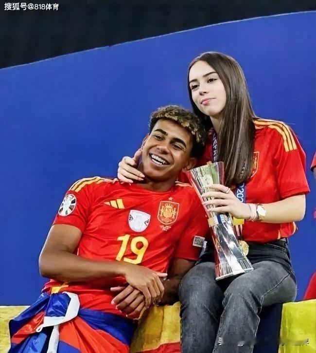 成名后被女色“掏空”的八大足球明星：

1、贝斯特🇬🇧—绰号“贝尔法斯特男孩