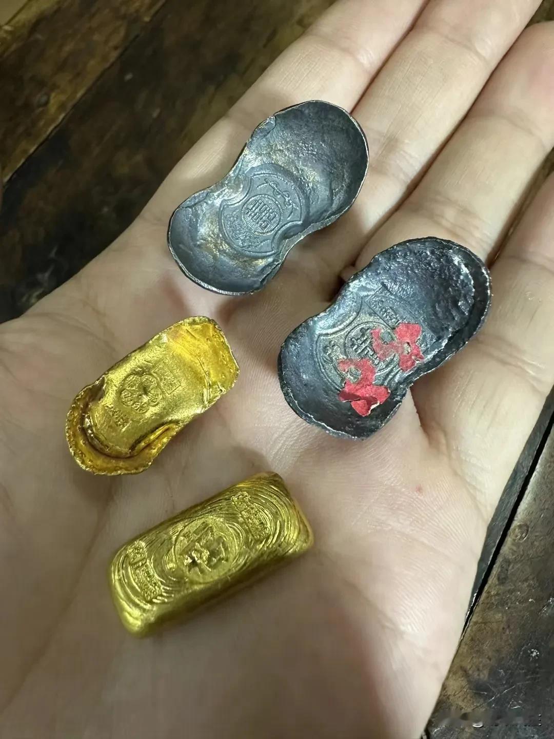 很久没有收到元宝型的金锭了，梅花戳记，非常少见，还有两枚囍的半两银锭，以前做喜事