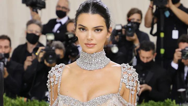 Kendall Jenner 曾参加过一些世界上最大的时装秀，现在是一名经验丰富