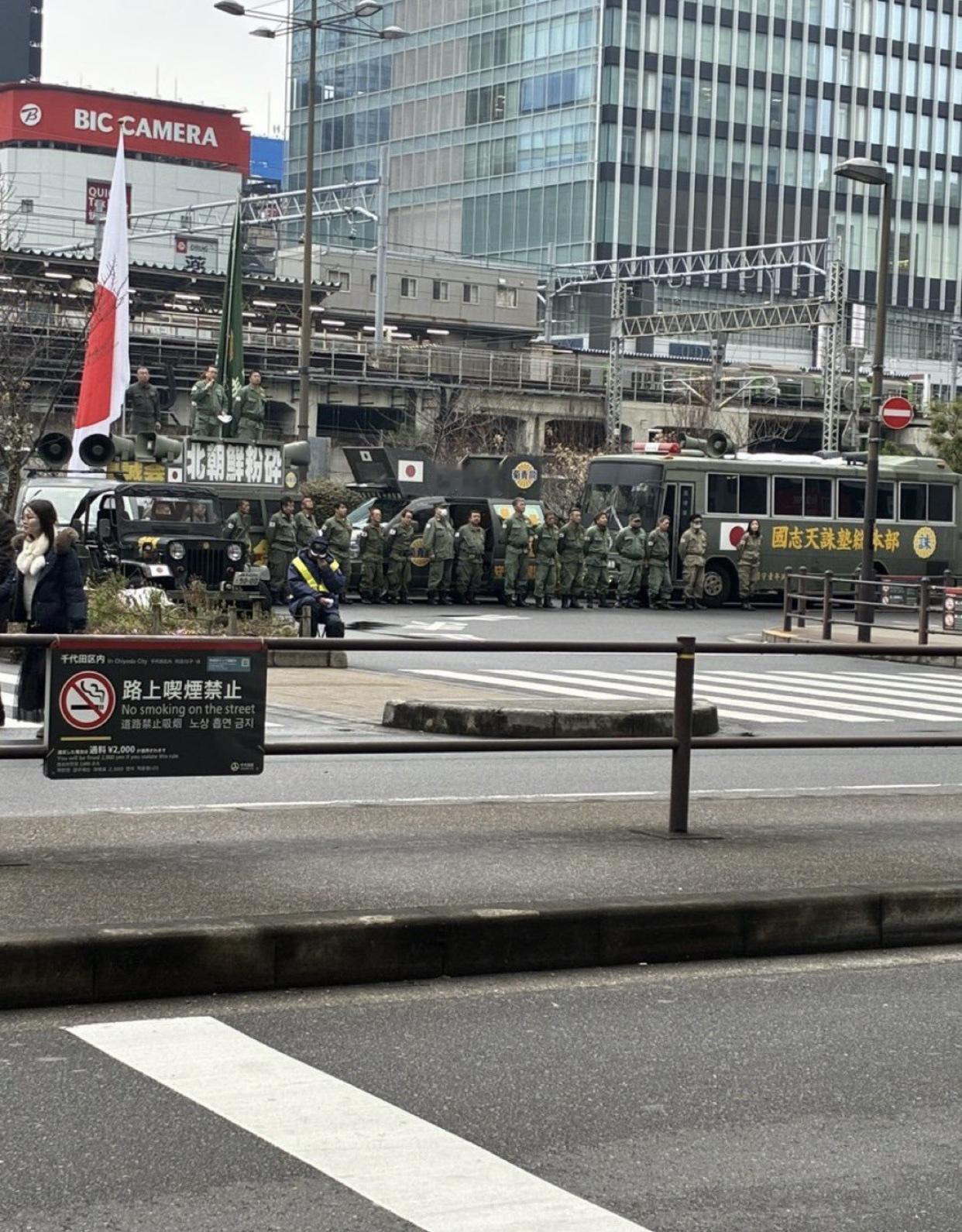 日本右翼分子在大街上公然鼓吹“入侵北朝鲜，从俄罗斯手里收回北方领土”等激进口号。