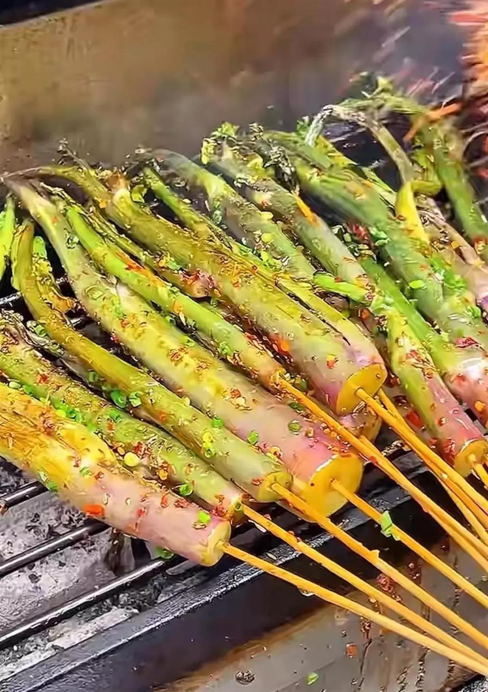 红菜苔真的能烤着吃吗？

长沙烧烤界“显眼包”！烤红菜薹2元一根爆火，湖南人：冬