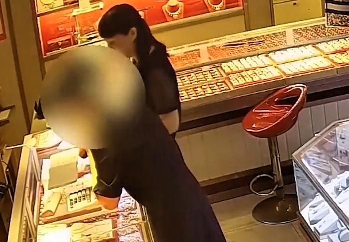 不得不说一下最近这个事

浙江温州瓯海区一家金店，来了位刚进门两分钟的女顾客，开