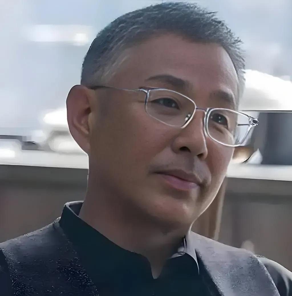 饿了吃饭，困了睡觉——这话听着像废话，可70岁的陈道明真这么活，还活成了全民共鸣