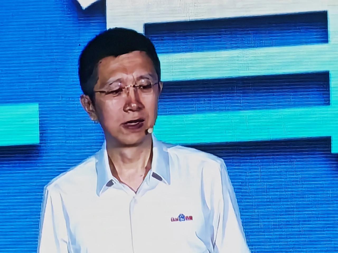 在wave summit大会现场，百度首席技术官王海峰博士对飞桨和文心一言报以很