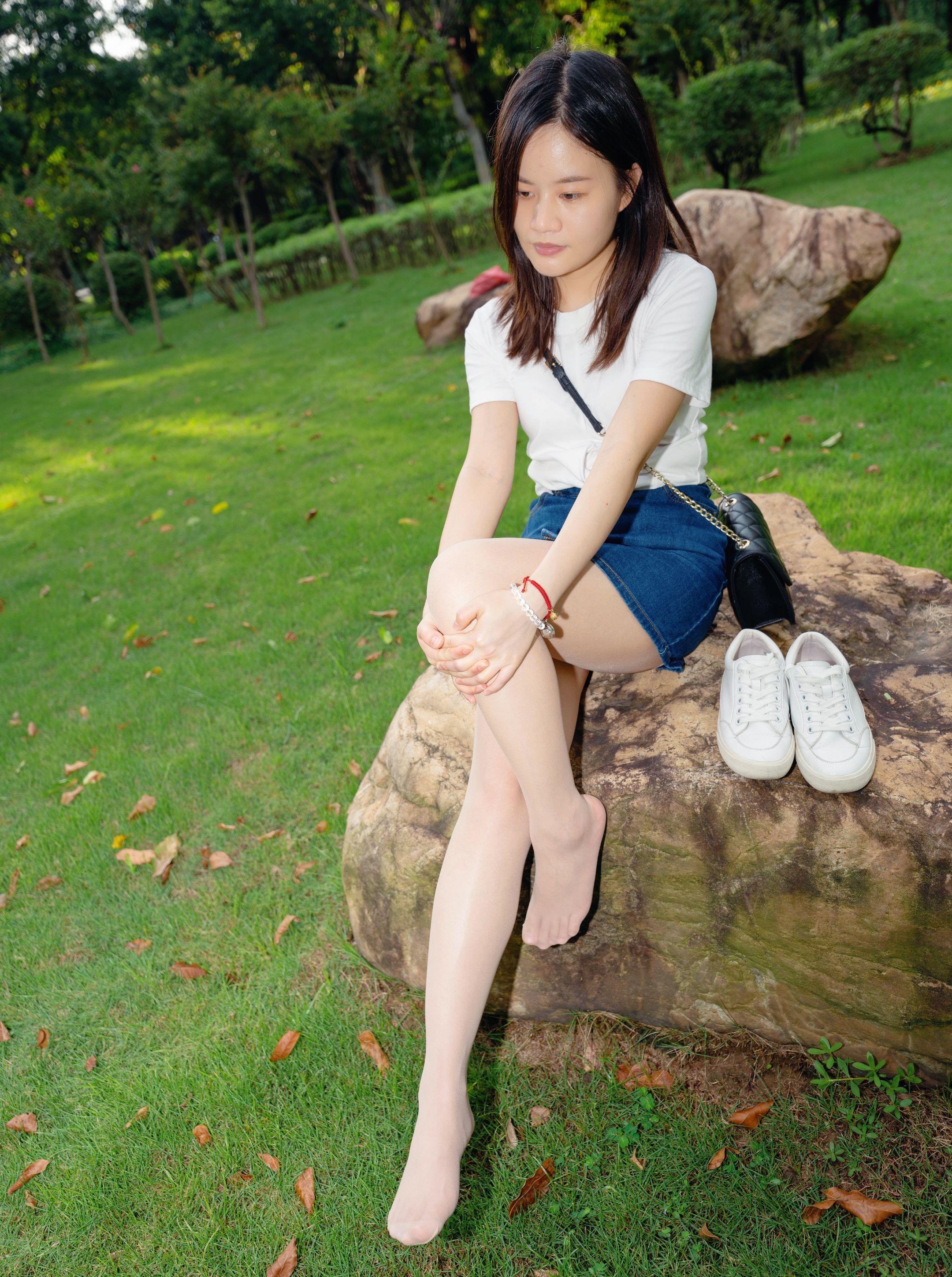 美女街拍穿搭 牛仔短裙 草坪拍照