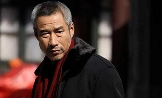 演了一辈子正派好人的老戏骨，到头来被自己养了二十年的亲侄子告上法庭。
 
刘佩琦