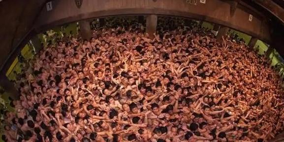 日本这个国家真是出了名的“变态”，成千上万的男人在冬天只弄一块“遮羞布”，目的是