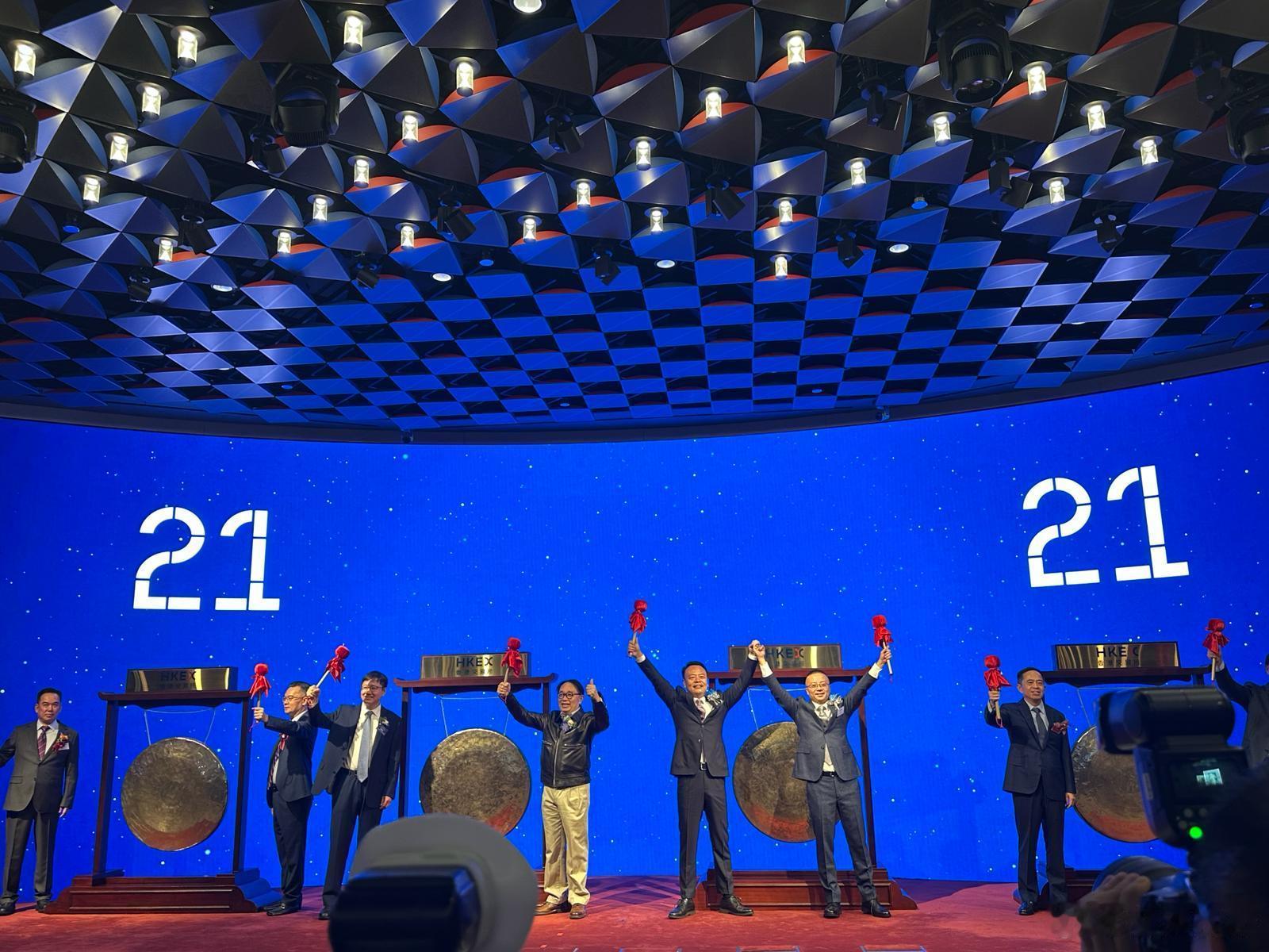 港股【四新股今日首挂 滴普科技高开1.1倍 一手大赚近六千】港股新股市场持续畅旺