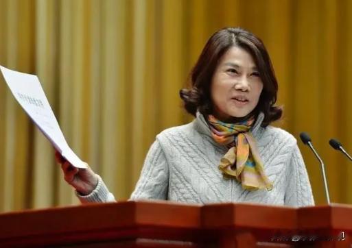 2021年，格力食堂，老板董明珠突然起兴，临时做起了“打菜阿姨”，发现员工只点了