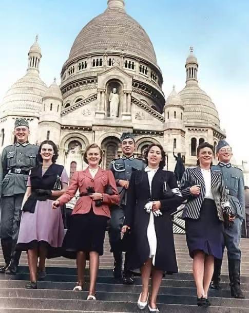 1940年，沦陷后的法国巴黎，德军士兵与当地女性朋友合影！

这些女性战后遭到了
