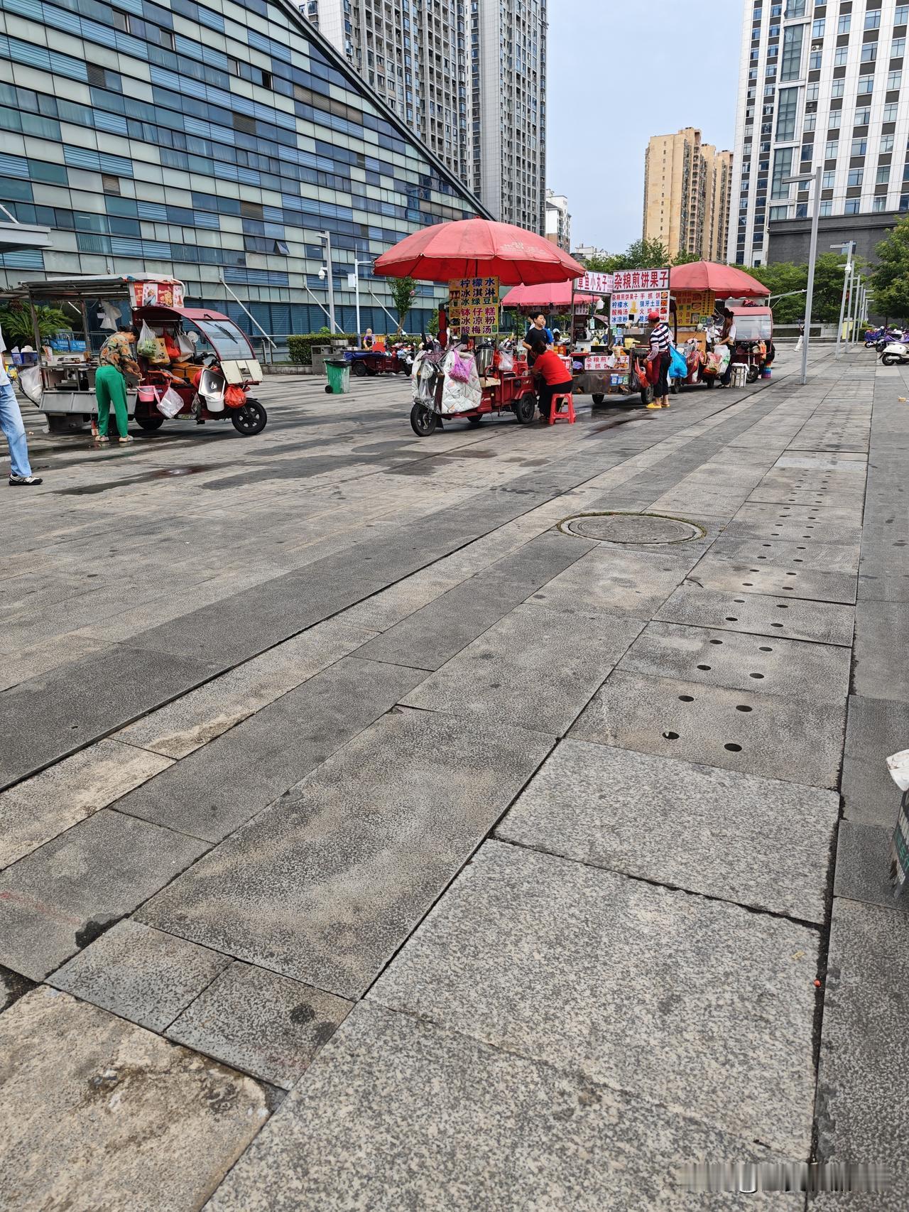 图书馆门口这些小推车暑假生意真好，就是太阳太猛了一点，学生就好这一口，开学了在学