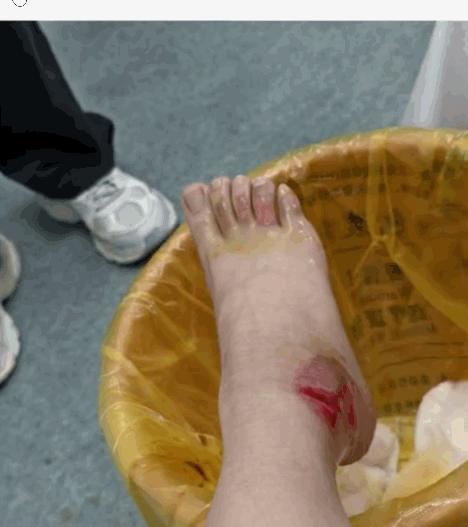 祸从天降！深圳，一女子正与朋友用餐，后桌一名客人毫无征兆地摔倒，身体猛地撞向女子