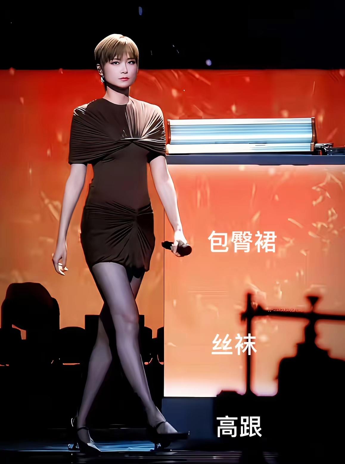 真没想到李宇春这个当红的明星，也有淑女的一刻。

春哥，一改往日男子汉的形象，把