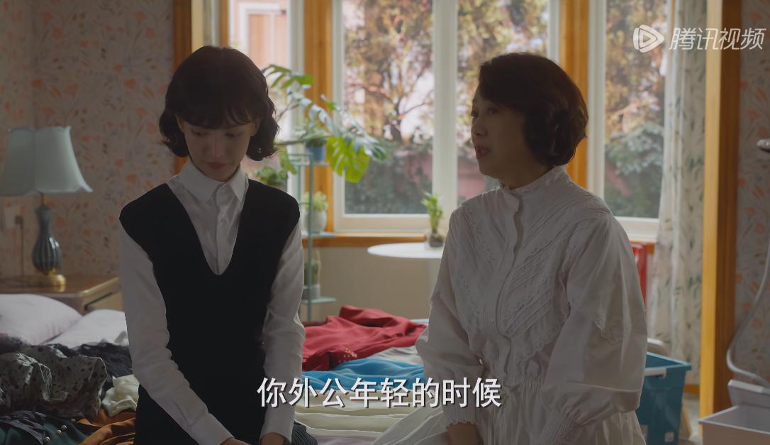爸爸出轨女儿的闺蜜，还有了孩子，女儿劝妈妈离婚，妈妈却说：你外公年轻的时候外边也