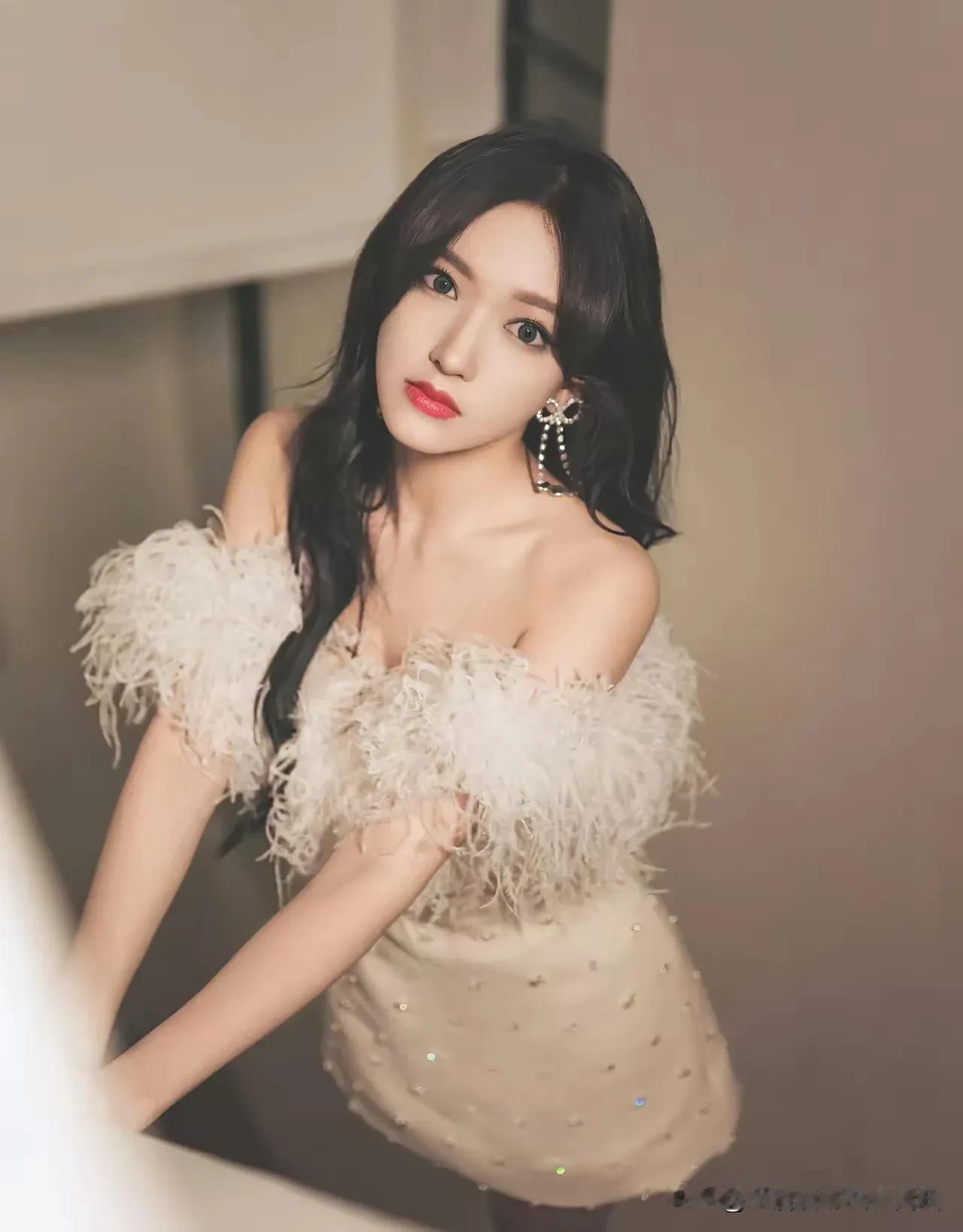 程潇美图分享，肤白貌美，颜值出众程潇美女写真 程潇新年造型 孙珍妮写真集 女星美
