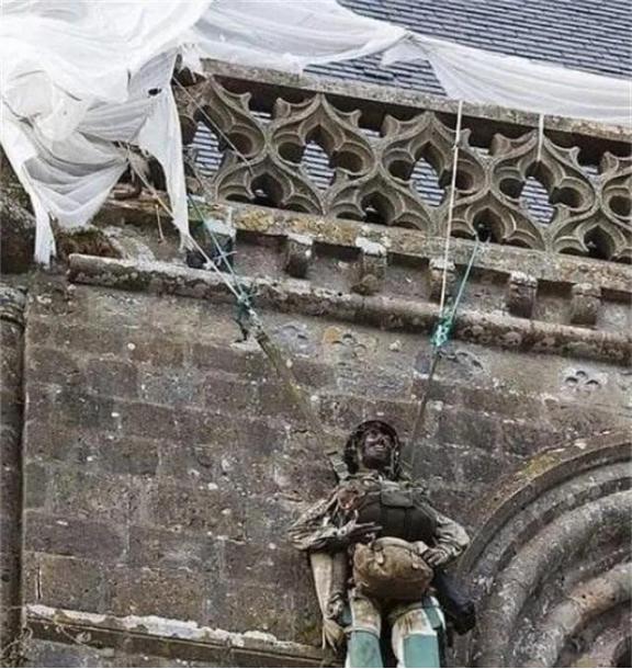 1944年，一名伞兵因失误，被挂在法国的一个教堂上，当德军发现他的时候，他装死骗