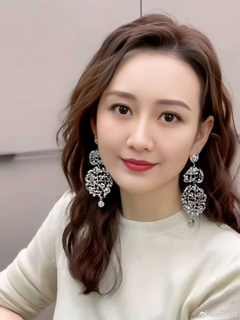 2026年3月21日，演员王鸥在直播互动中主动提及个人情感状态，明确表示“我是单