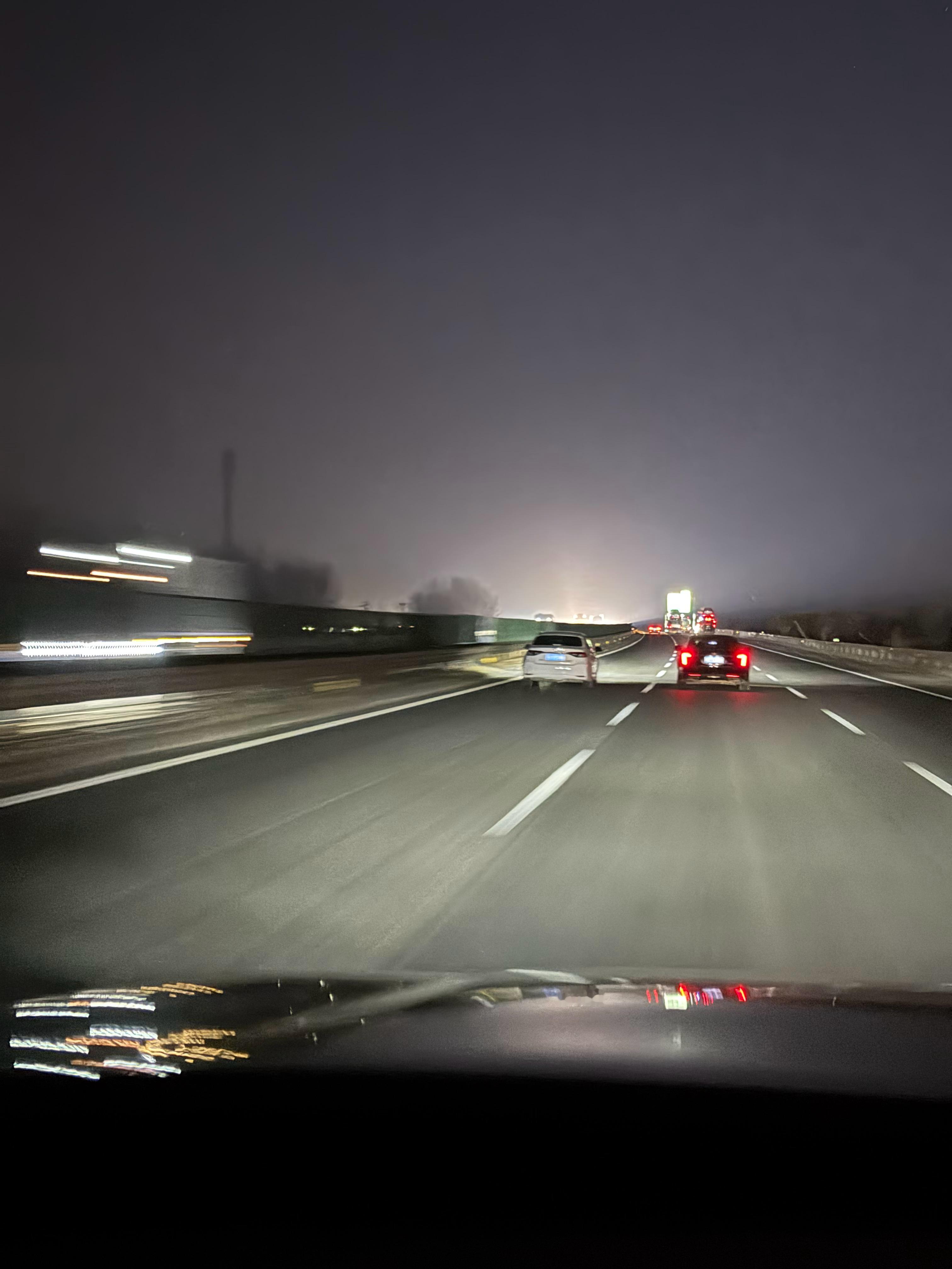 刚开始以为这个丰田大哥不开灯跑高速我还纳闷呢，驾驶员是T800啊结果发现是尾灯有