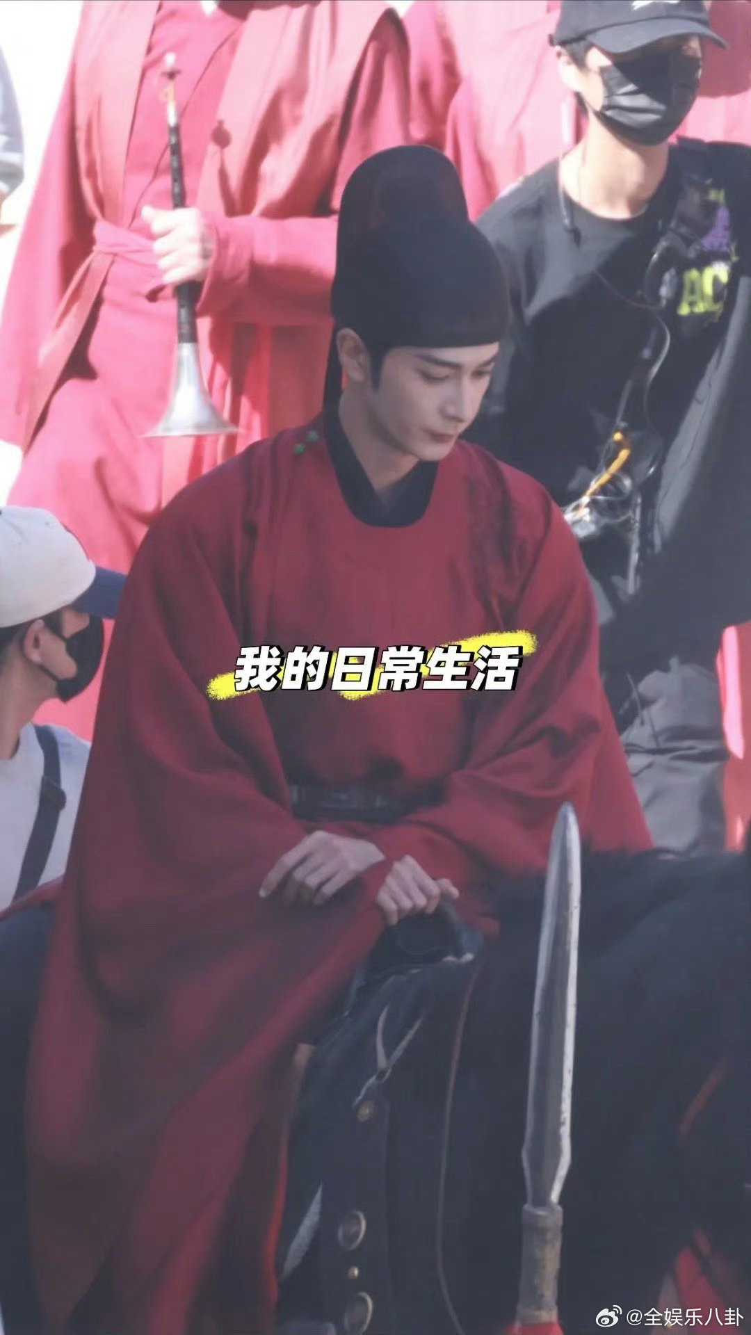 陈星旭金枝婚服路透陈星旭金枝婚服骑马路透陈星旭这身婚服也太绝了，红金配色贵气十足