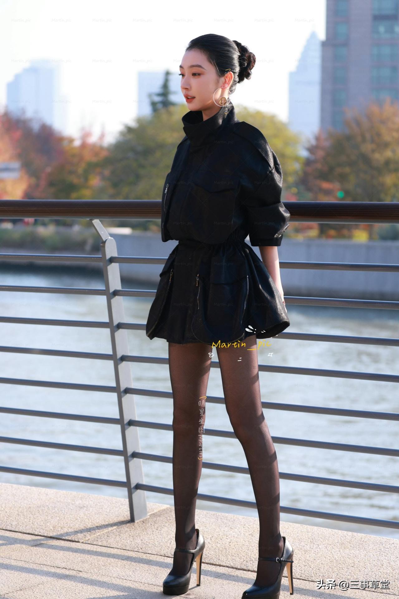 易梦玲街拍
黑丝大长腿谁看了不迷糊黑裙丝袜写真