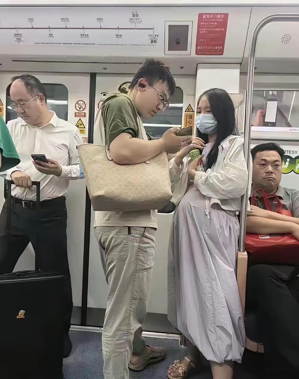 地铁上的一幕....
不得不说，看着有点心酸
你说人的一生到底为了什么
每天日复