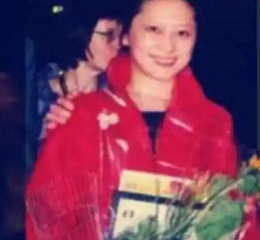 倪炜，一个名字低调却有分量。她是倪萍亲戚，身为制片人，默默在幕后耕耘，还管理着倪