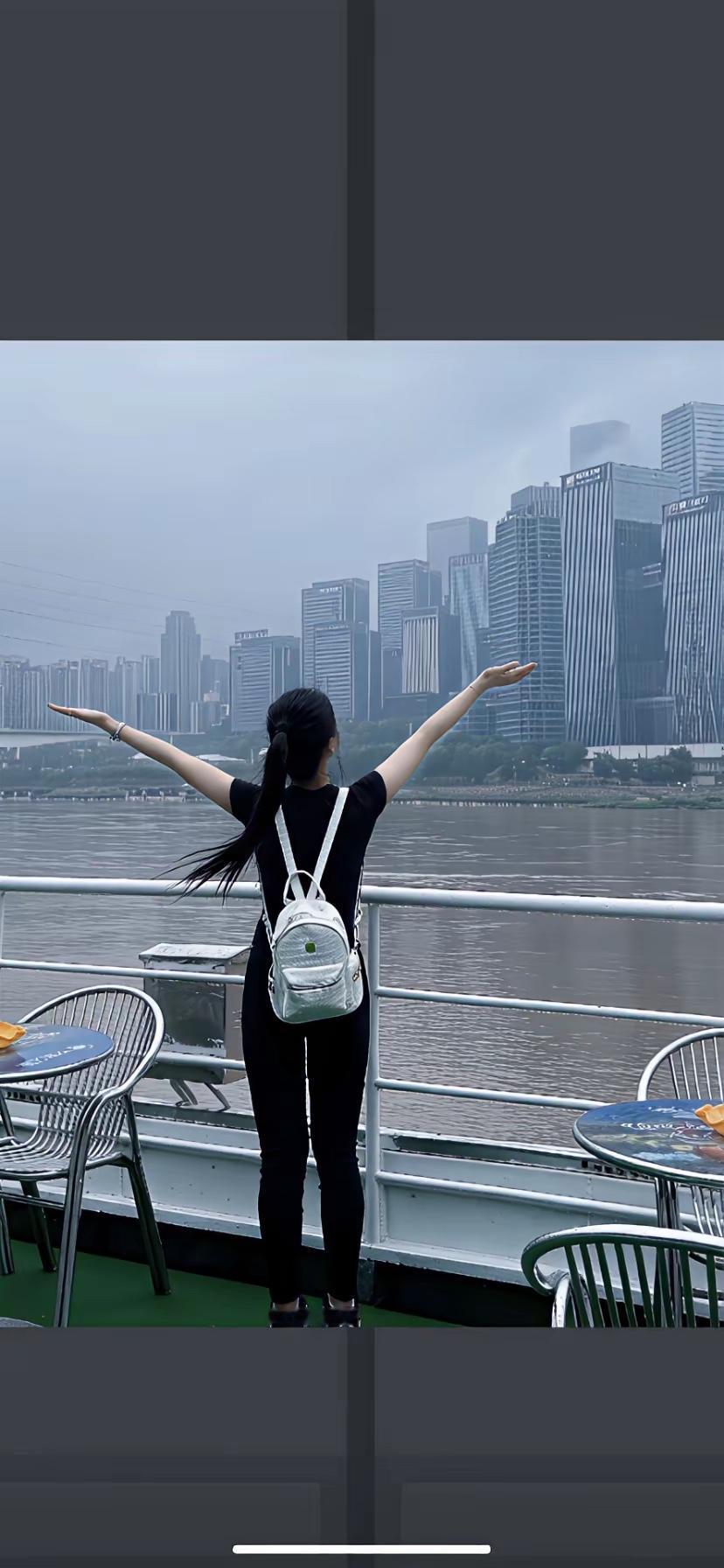 在江边拥抱自由，感受城市的脉动！🌉💐👗