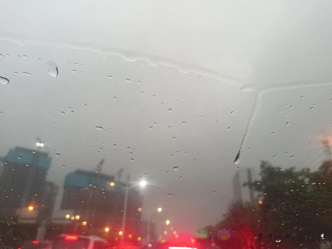 今天傍晚的厦门，下大雨，到处积水。
下班路上，一个字，堵；两个字，很慢；三个字，