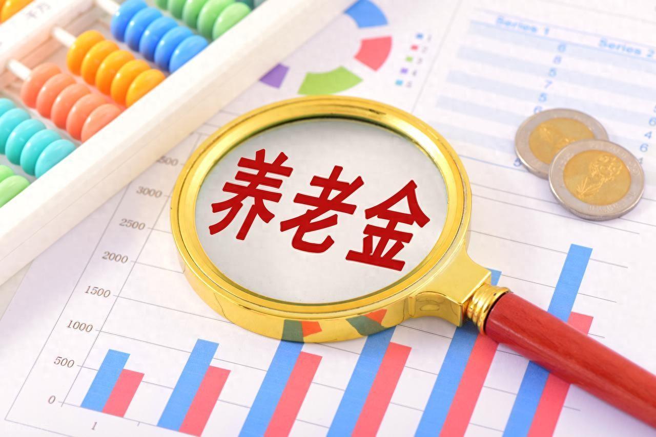 有在职职工问，她今年就满55周岁，要是延迟退休三年，能够上涨多少养老金，缴费基数