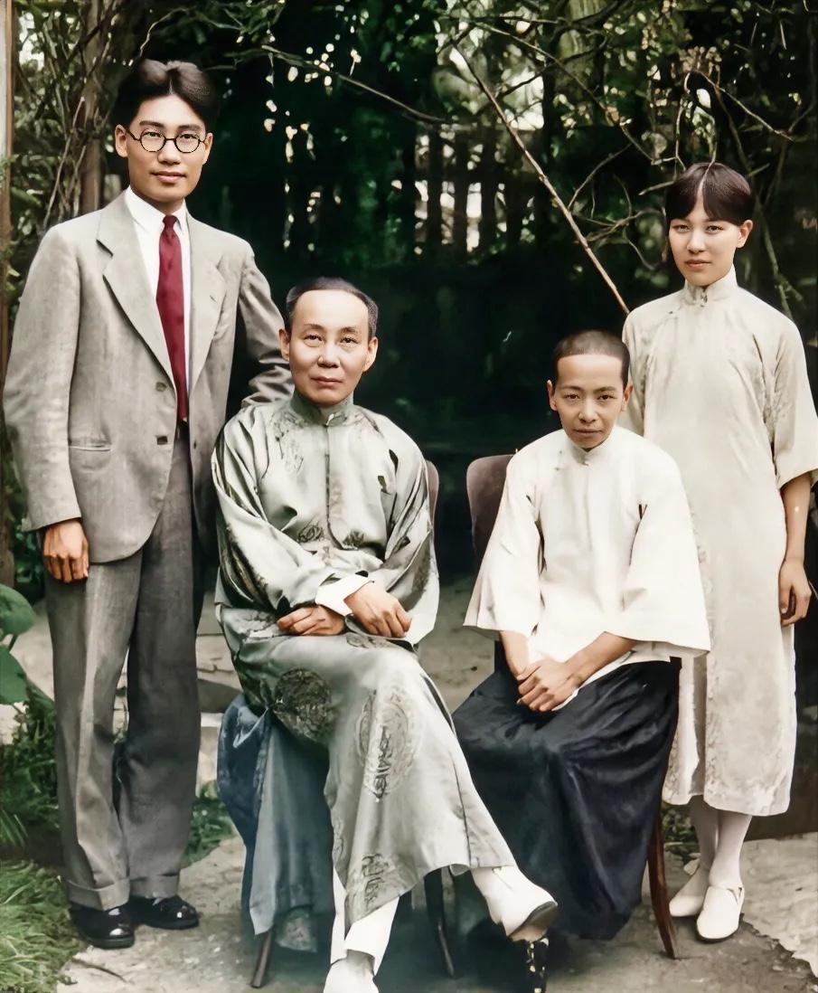 1929年，吴文藻和冰心新婚不久后，专程赴上海探望岳父谢葆璋、岳母杨福慈时，一家
