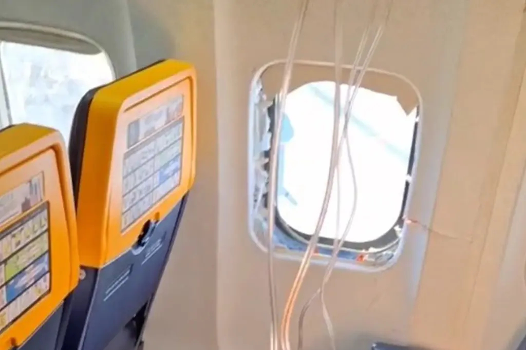 瑞安航空一架波音客机从希腊起飞后，舷窗在高空破裂脱落，一名乘客上半身被吸出窗外。