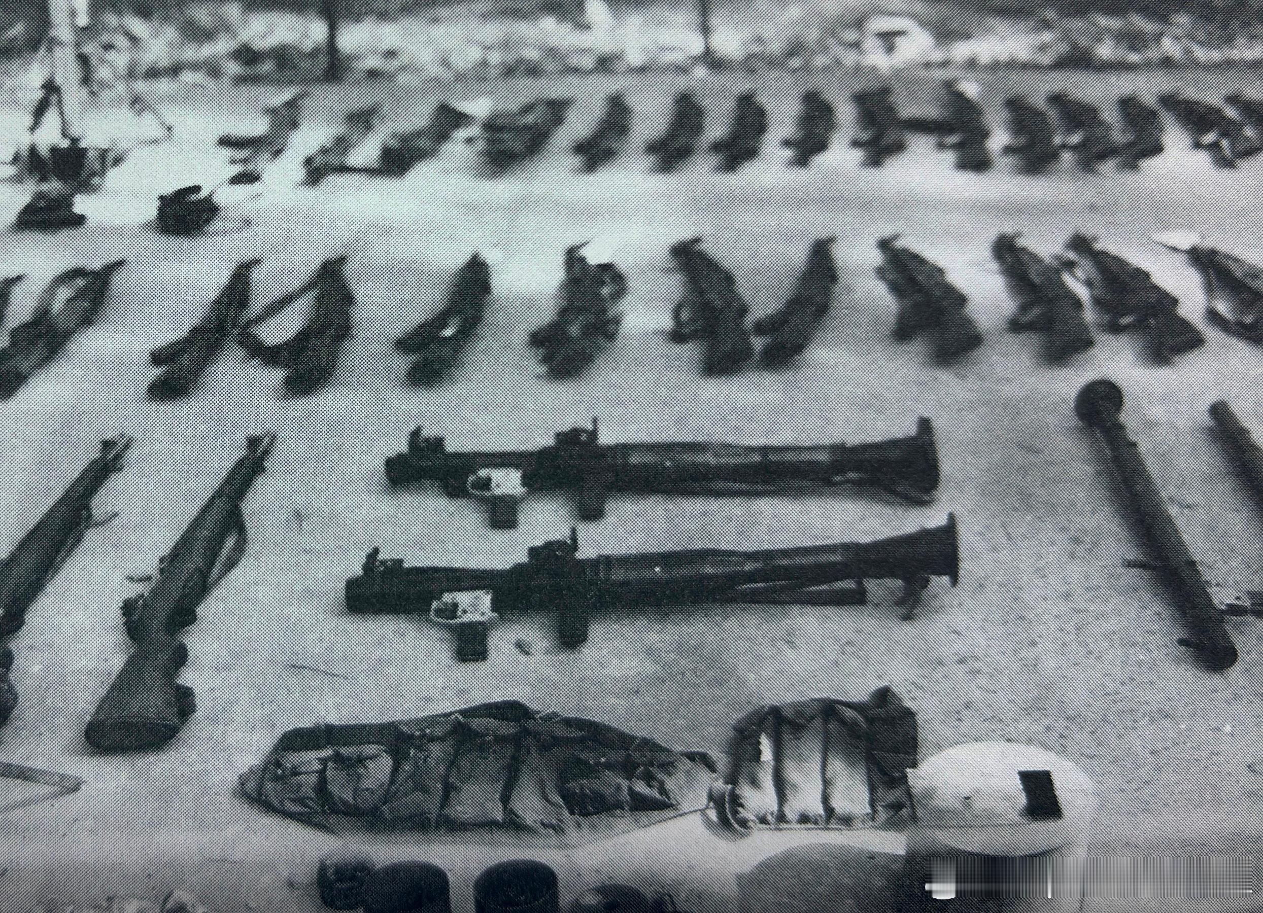 1968年2月皇家澳大利亚团2营展示缴获的南越游击队武器军事历史全触达 ​​​