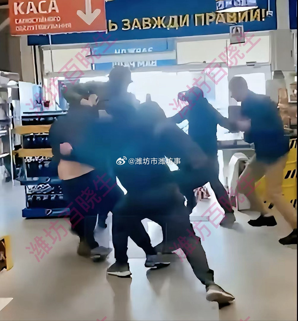 乌克兰暴力征兵画面曝光乌克兰现在征兵也太吓人了！卢茨克市有人逛商场买东西，直接被