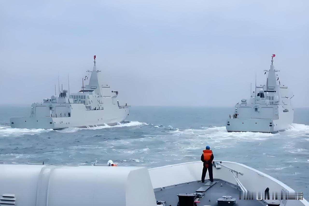 画面中，三舰如钢铁巨龙在大海中破浪前行，舰员们全神贯注、配合默契，每一个操作都精