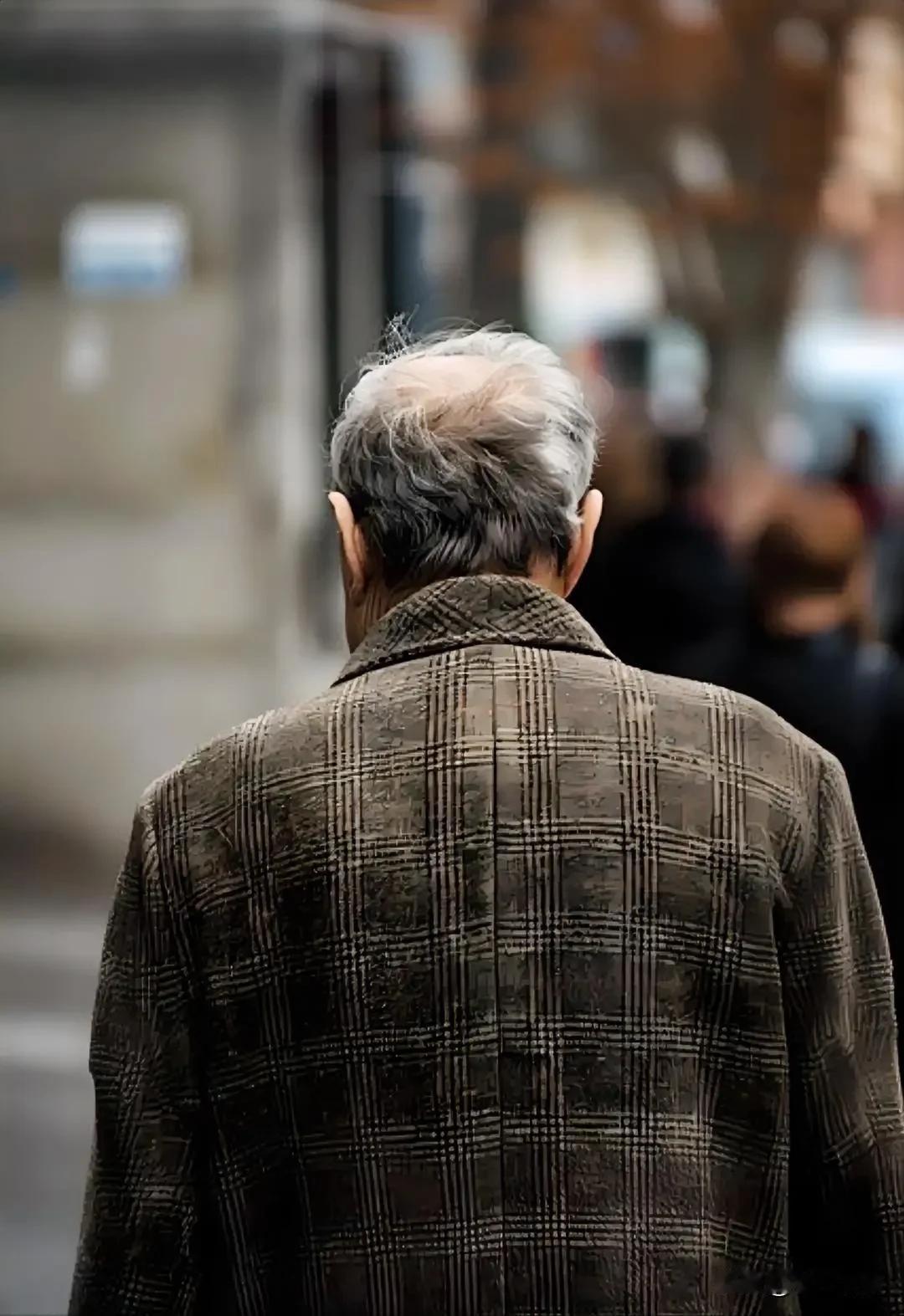 老了以后，不要做的“糊涂事”：

第一，不帮亲戚做担保人。

不管你和亲戚关系有