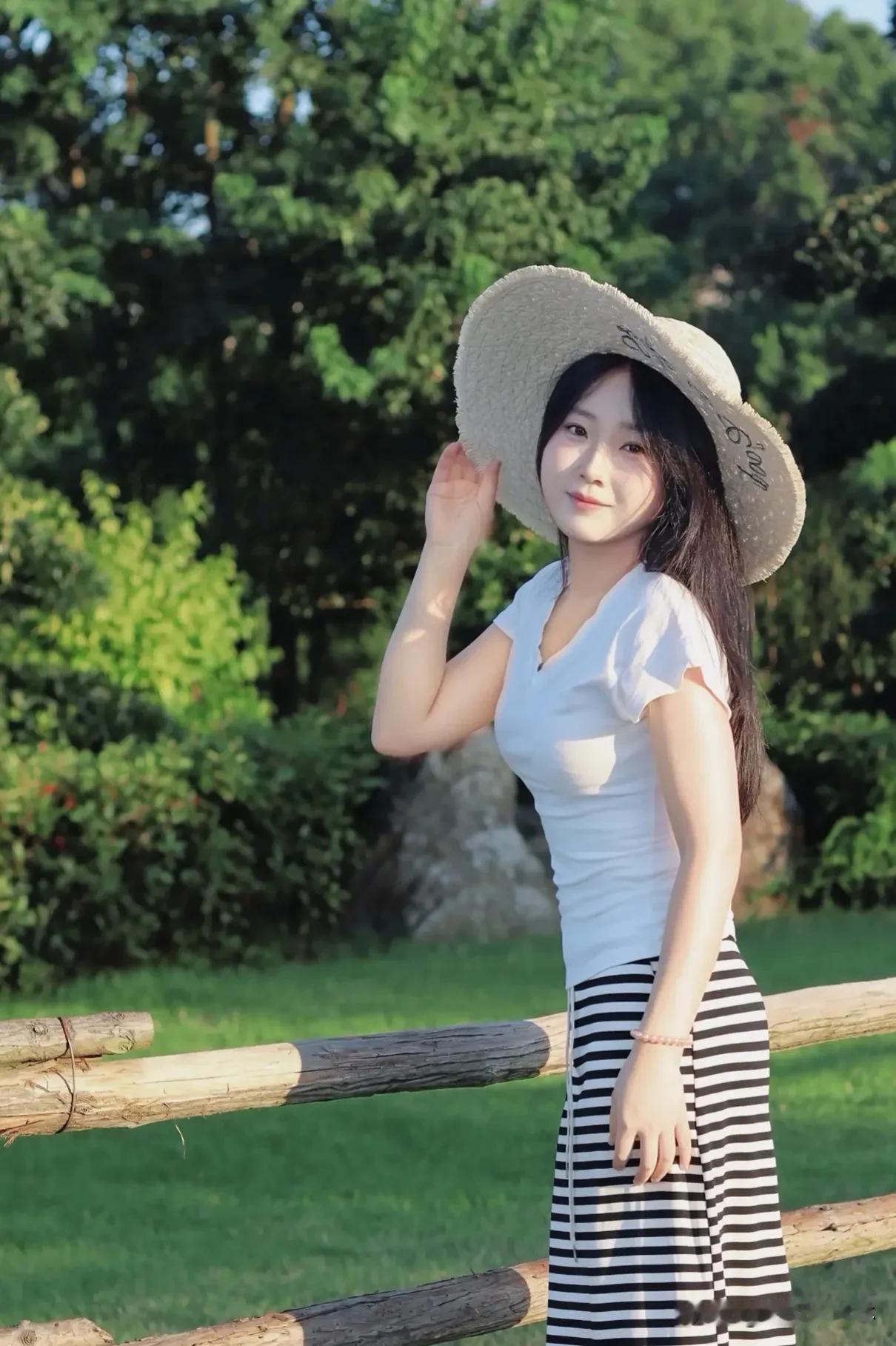 公园少女的午后时光  
漫步在绿荫小径，  
她与阳光捉迷藏。  
风扬起裙摆，