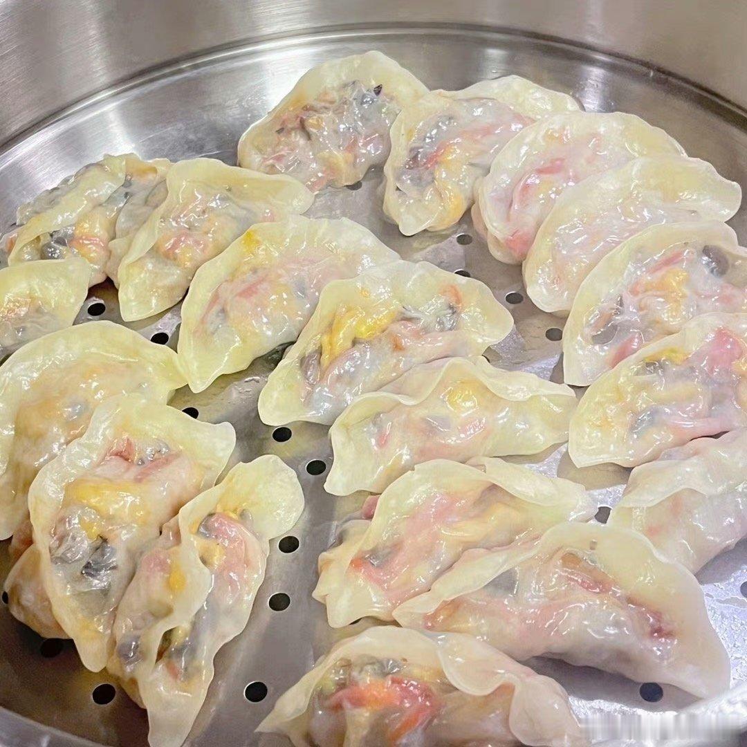 #宁波爆炸#给大家安利一个饺子馅，真的好好吃！胡萝卜木耳鸡蛋虾仁馅，非常清爽香甜
