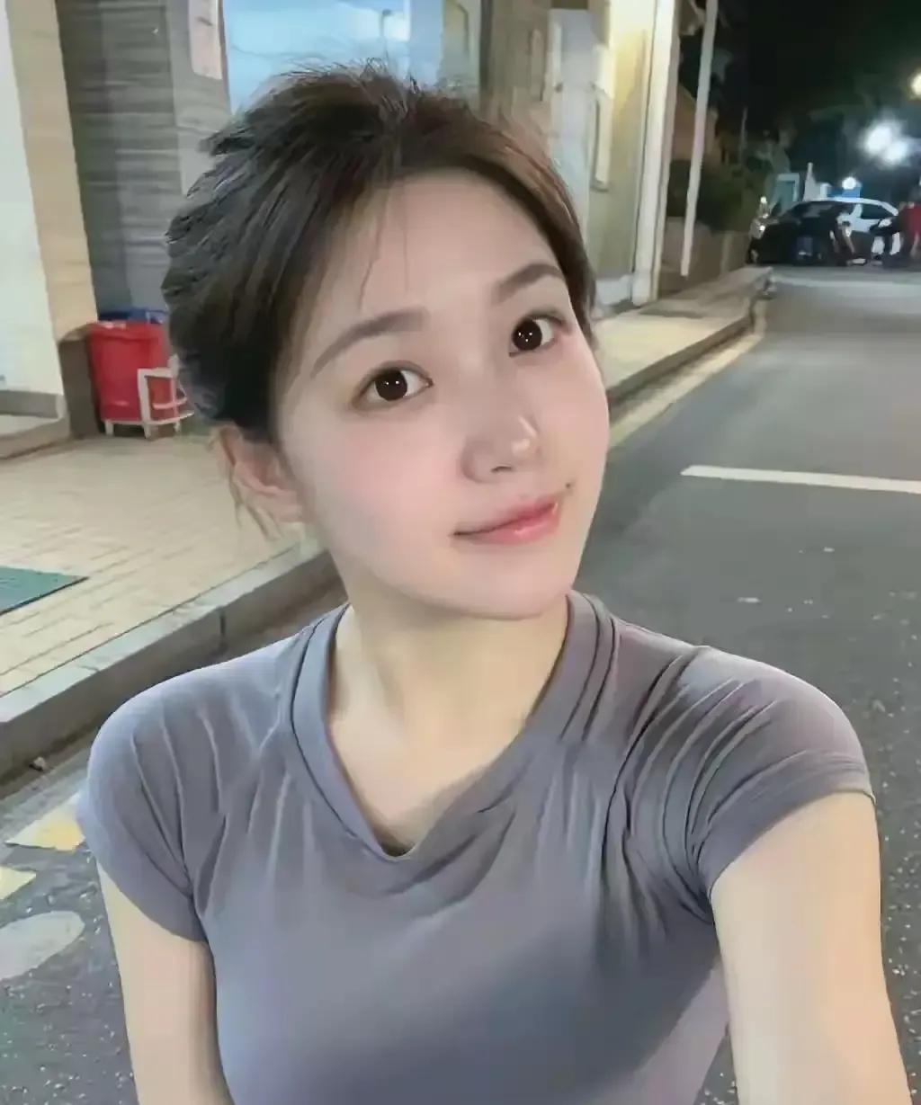 我刷到一条短视频，博主把结婚照撕成两半，另一半留给前夫，配文说“十年婚姻，输给一