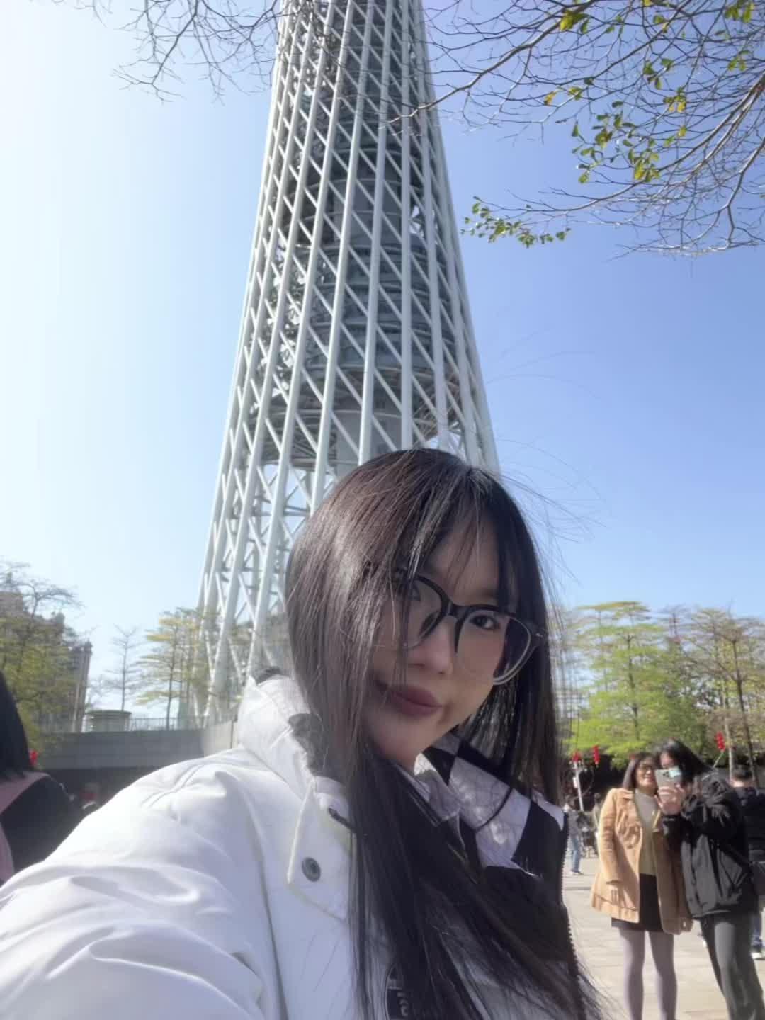 我曾孤单如隧道，群鸟飞离我身，而夜以其强大的侵袭攻占了我。