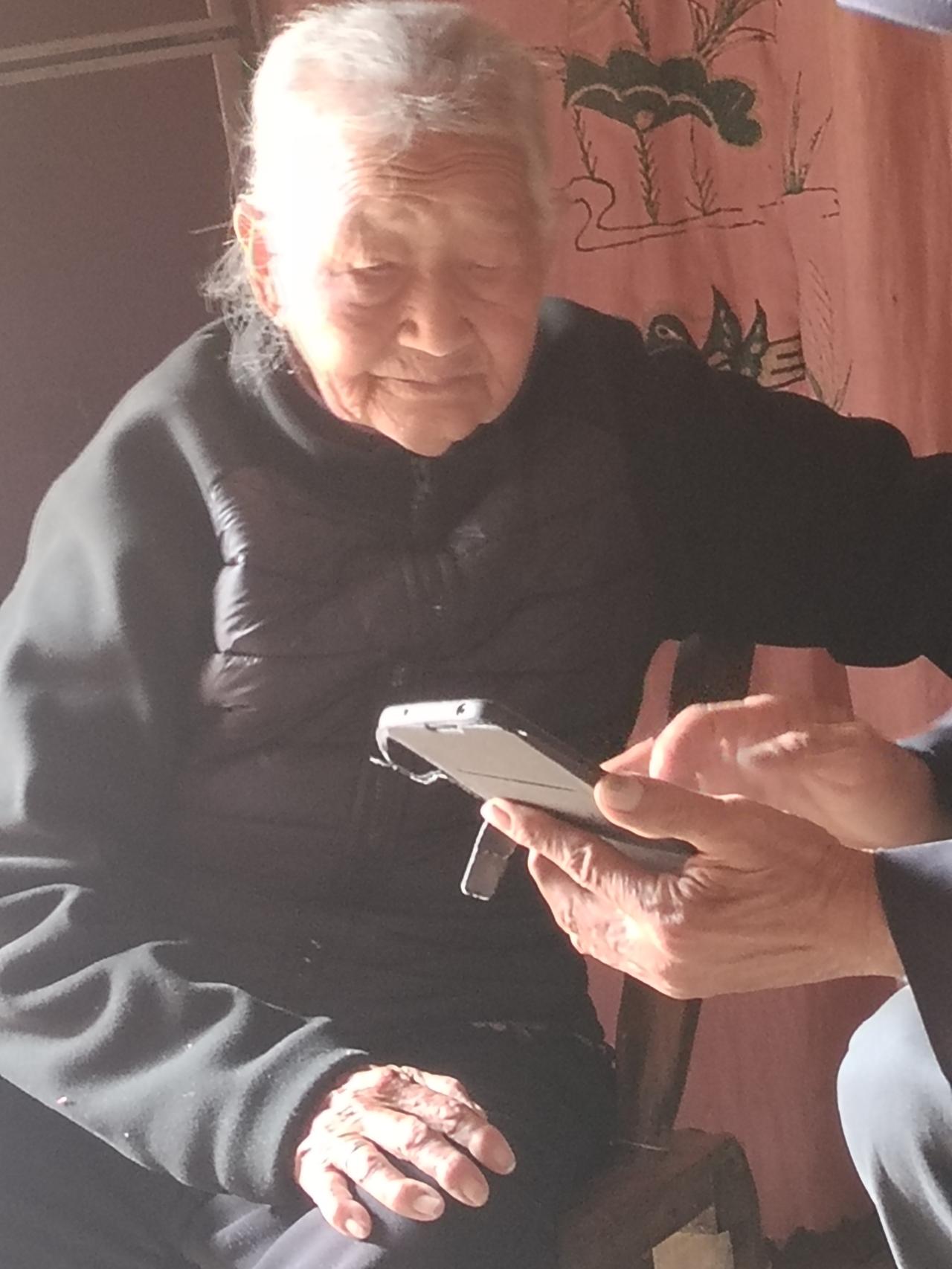 老人的一生，就像一本厚重的书，每一页都写满了故事。他们经历过风雨，见过彩虹，为家