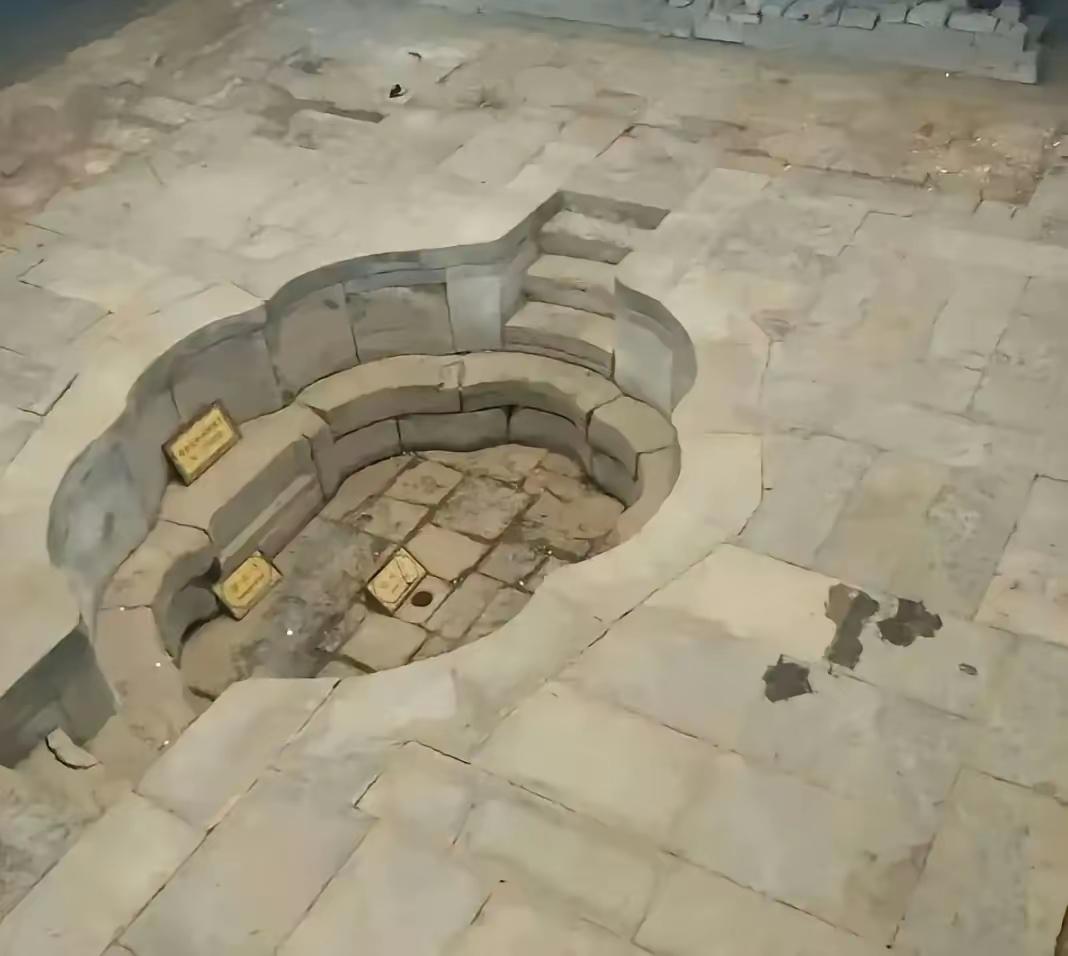 门票真贵，
杨贵妃洗澡的地方。
好像来的每个人都被涮了。